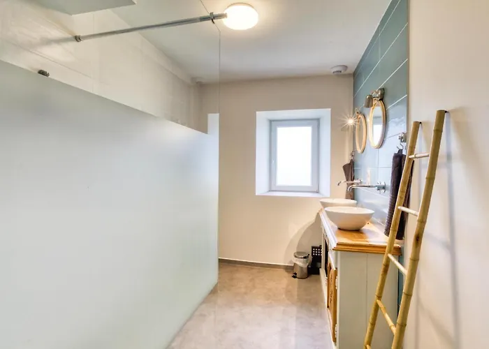 3 Bedroom Cozy In 펜션